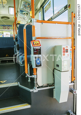 路線バス　車内 32840197