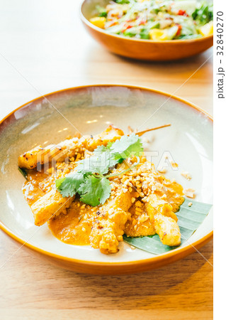 Chicken satay 32840270