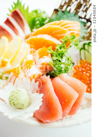 Raw and fresh mixed sashimi with salmon , tuna , hamaji and other 32840684