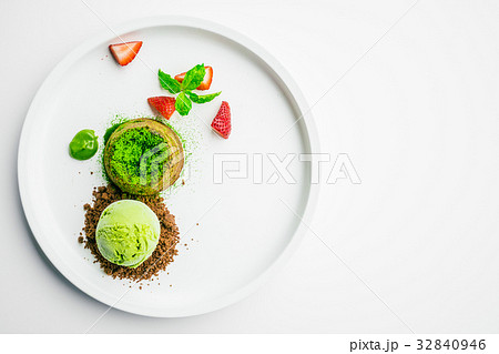 Green tea chocolate lava with ice cream and strawberry 32840946