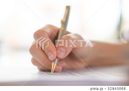 Hand with pen over application form 32843068