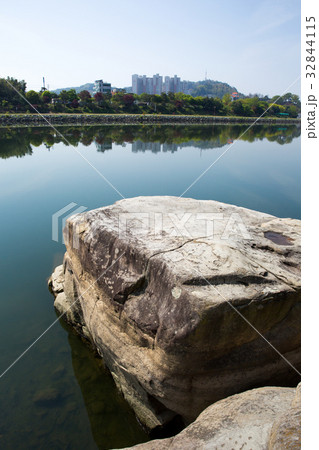 岩 石 グー 32844115