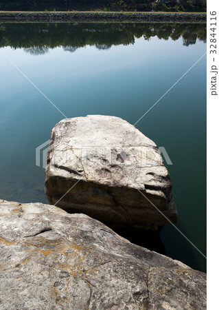 岩 石 グー 32844116