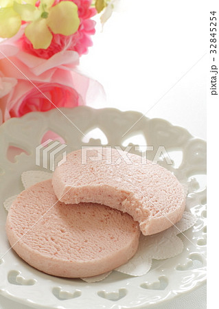 ピンク色のいちご味クッキーの写真素材