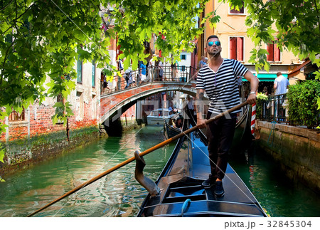 Gondolier in Venice 32845304
