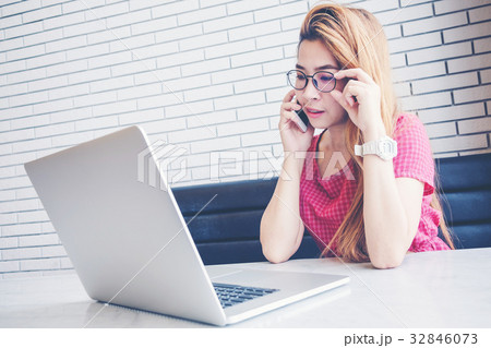 Asian girl working at a coffee shop  32846073