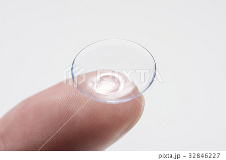 指に乗せたコンタクトレンズ 32846227