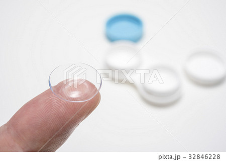 指に乗せたコンタクトレンズ 32846228