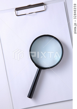 虫眼鏡とクリップボード 32846359