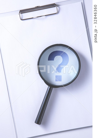 虫眼鏡とクリップボード 32846360