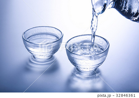 冷酒を注ぐ 32846361