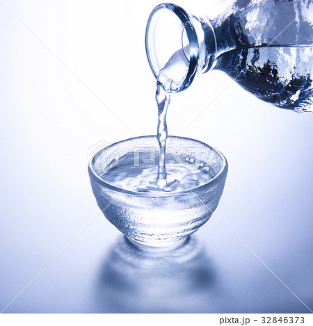 冷酒を注ぐ 32846373