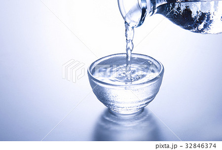 冷酒を注ぐ 32846374