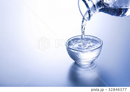 冷酒を注ぐ 32846377