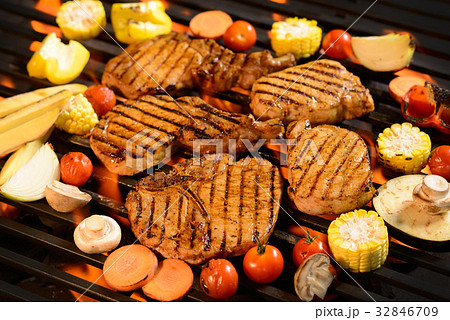 Grilled steak with vegetable on the flaming grill Grilled steak with vegetable on the flaming grill 32846709