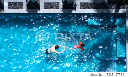 Swimming pool that father and daughter playing Swimming pool that father and daughter playing 32847732