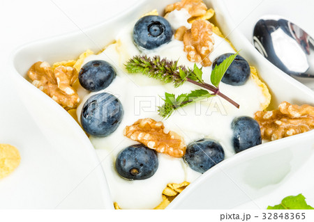 Corn flakes yogurt, honey, walnuts and blueberries 32848365