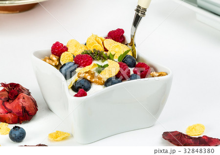 Corn flakes yogurt, honey, walnuts and blueberries 32848380