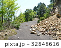 道路の落石 32848616