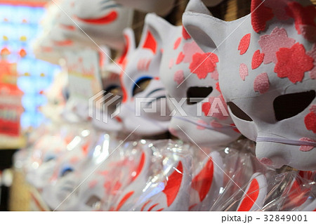 土産物屋の狐面 土産物屋の狐面 32849001