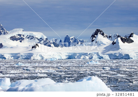 Beautiful mountains and ice floes, Antarctic 32851481