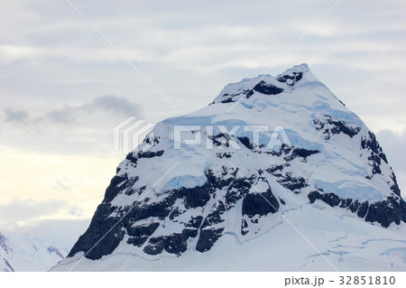 Antarctic landscape, icebergs, mountains and ocean Antarctic landscape, icebergs, mountains and ocean 32851810