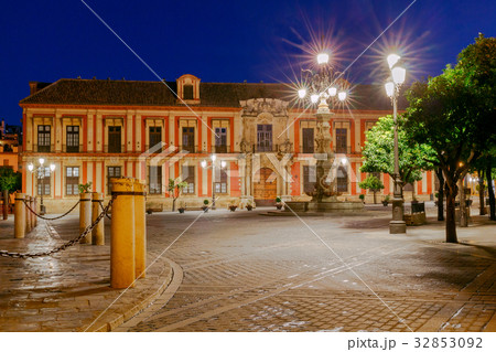 Sevilla. Plaza de la Virgen los Reyes. 32853092