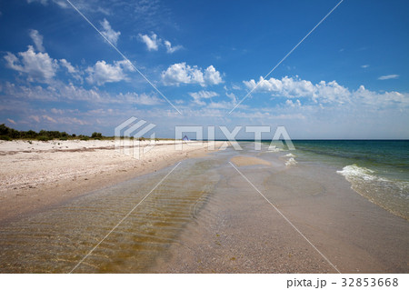 Clear sea with sand beach and blue sky with clouds 32853668