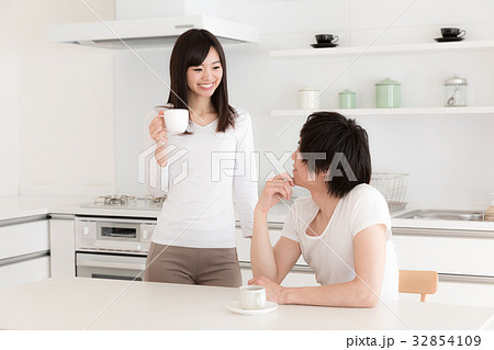 キッチンでリラックスする夫婦 キッチンでリラックスする夫婦 32854109