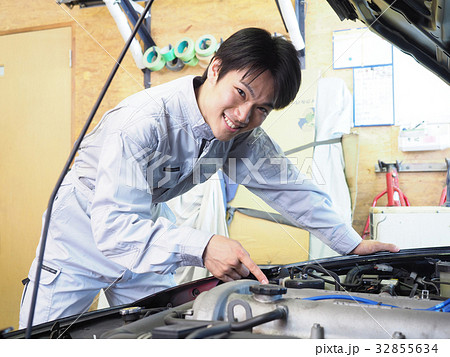 自動車の点検をする整備士 (撮影協力 村松鈑金塗装株式会社) 自動車の点検をする整備士 (撮影協力 村松鈑金塗装株式会社) 32855634