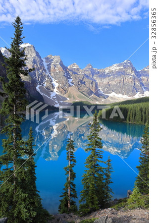 カナディアンロッキー・バンフ国立公園・モレーン湖 32856365