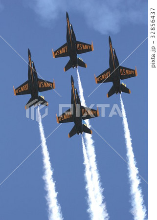煙を引きながらアクロバット飛行する米海軍ブルーエンジェルスのF/A-18ホーネット戦闘攻撃機の編隊 32856437