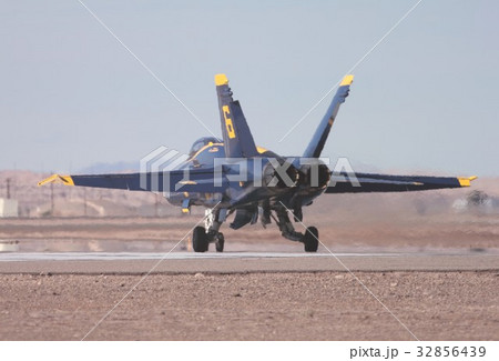 エルセントロ基地で訓練に向かう米海軍曲技飛行チーム、ブルーエンジェルスのF/A-18Cホーネット 32856439