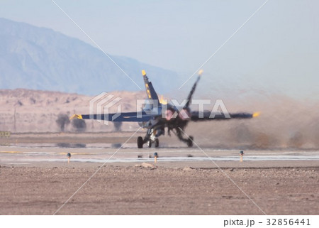 陽炎の中離陸滑走する米海軍曲技飛行チーム、ブルーエンジェルスのF/A-18Cホーネット 32856441