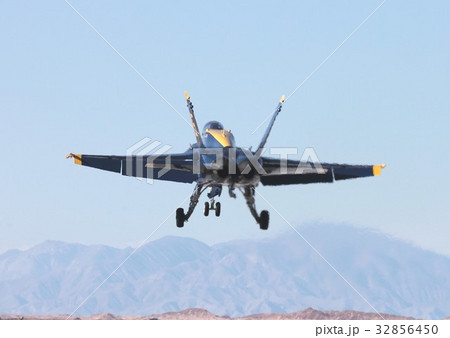 アクロバット飛行を終え着陸する米海軍ブルーエンジェルスのF/A-18Cホーネット戦闘攻撃機 32856450