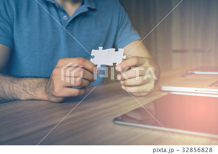 ジグソーパズルを持つ男性 32856828