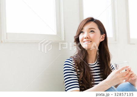 部屋で水を飲む女性 部屋で水を飲む女性 32857135