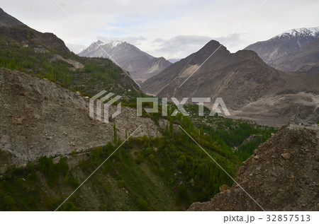 パキスタンのフンザ アルティット・フォートと山々 パキスタンのフンザ アルティット・フォートと山々 32857513