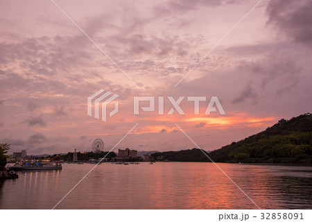 浜名湖 内浦の夕景 光に包まれる遊覧船 舘山寺ロープウェイ 向こうに浜名湖パルパル 浜名湖 内浦の夕景 光に包まれる遊覧船 舘山寺ロープウェイ 向こうに浜名湖パルパル 32858091