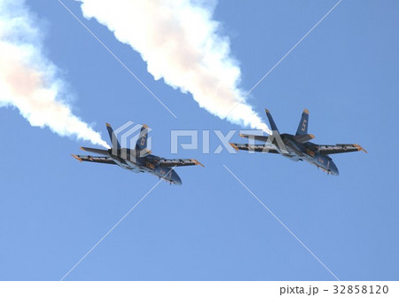 煙を引きながらアクロバット飛行する米海軍ブルーエンジェルスのF/A-18Cホーネット戦闘攻撃機 32858120