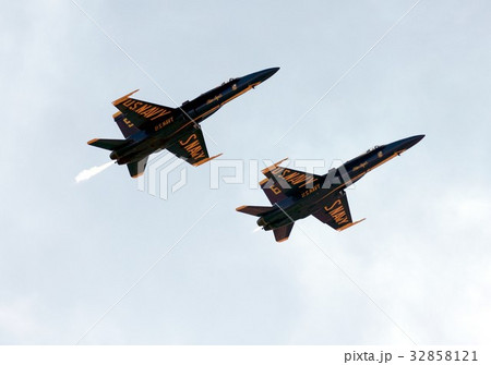 アクロバット飛行する米海軍ブルーエンジェルスのF/A-18Cホーネット戦闘攻撃機 32858121