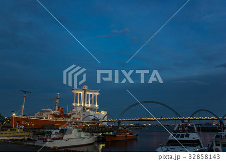 夕闇迫る名古屋港　ライトアップされたポートビルと南極観測船ふじ 32858143