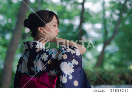 ストア 夕涼み 浴衣の女性