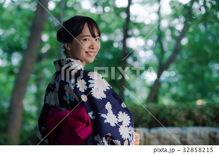 浴衣の若い女性 夕涼み 浴衣の若い女性 夕涼み 32858215