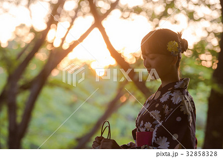 夕涼み 浴衣の女性 トップ