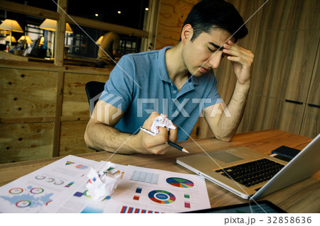 悩む男性  32858636