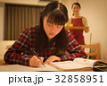 受験勉強する女の子と母親 32858951