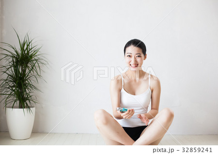 女性　エクササイズ あぐら　ハンドクリップ 32859241