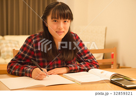 受験勉強をする女の子 受験勉強をする女の子 32859321