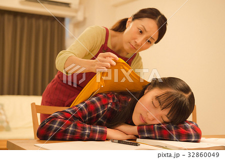 受験生をいたわる母親 32860049